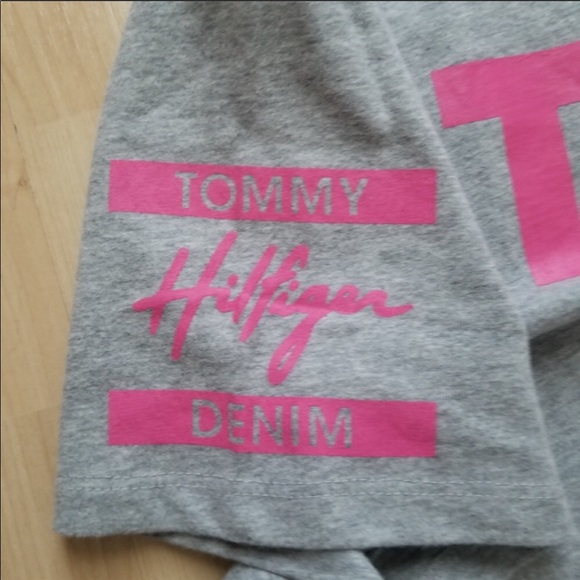 🏡 Moving sale Price Firm NWOT Hilfiger Denim short sleeved t shirt - Picture 4 of 5